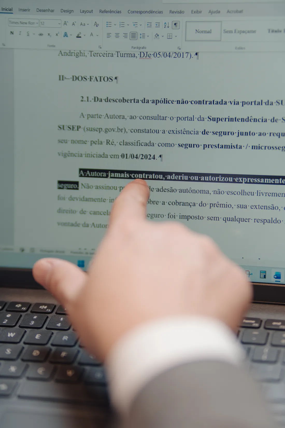 Análise cuidadosa de documentos no computador